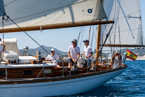 Viento de 12 nudos, en la primera regata con el Argos como líder
