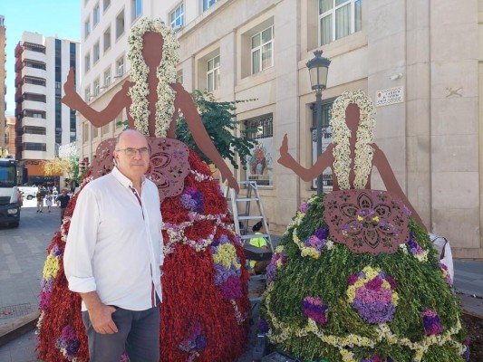 Alicante se llena de adornos florales que recrean a las Belleas del Foc y hasta una mascletà
