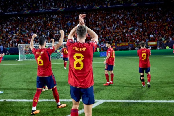 España busca honores ante la leyenda Modric