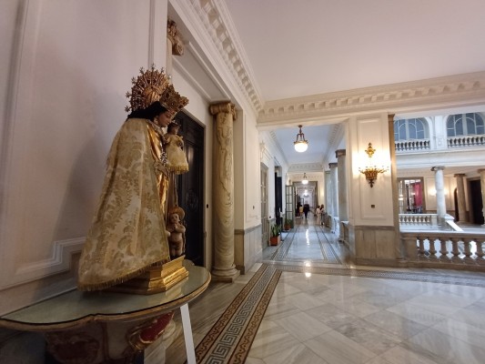 La retirada de la pancarta LGTB y la ubicación de la Virgen, primer rifirrafe en el nuevo Ayuntamiento