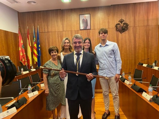 Vegara, investido alcalde de Orihuela entre las críticas de la oposición por el pacto con Vox