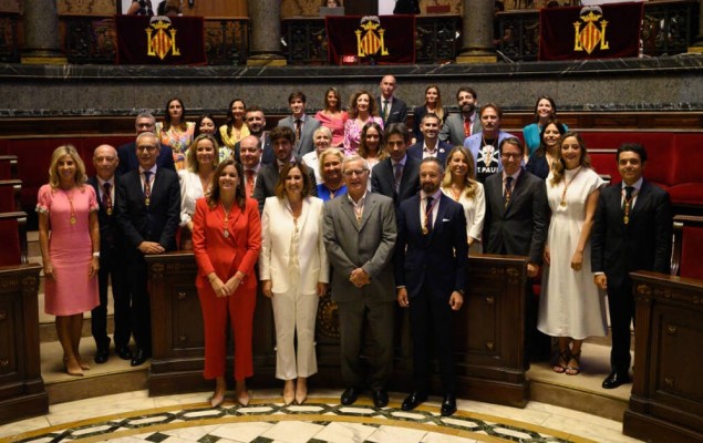 Los 33 concejales de València juran y prometen cargos, 15 de ellos en valenciano