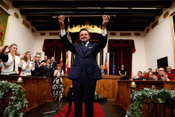 Pablo Ruz es el nuevo alcalde de Elche en un acto empañado por pitos a quienes hablan valenciano 