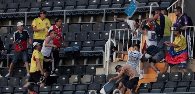 Aficionados colombianos se pelean entre ellos en Mestalla durante el amistoso ante Iraq