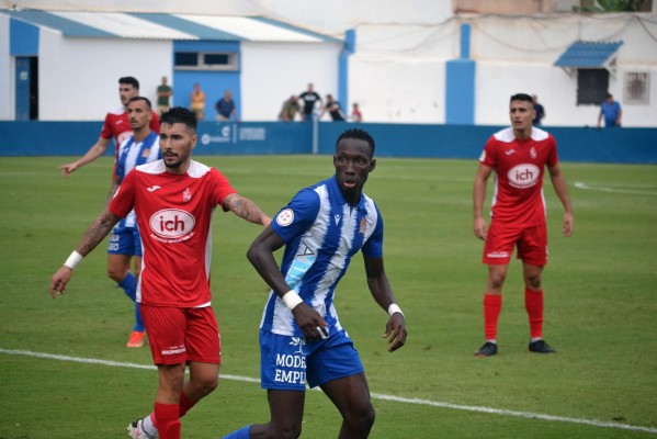 Baradji, joven centrocampista de Mali, seguirá en el Águilas