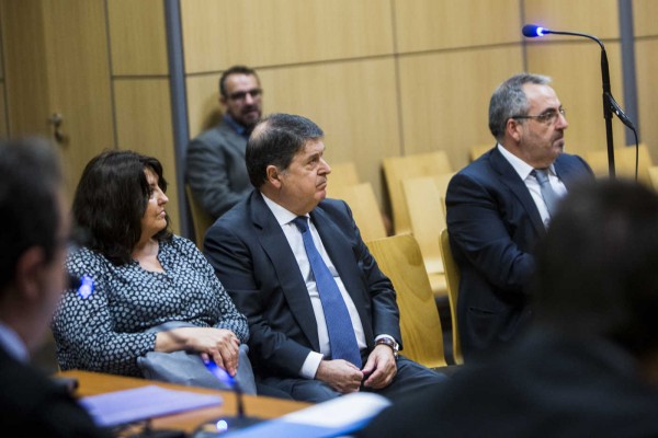 Olivas asegura al juez que su mujer firmó un informe para Hacienda porque ella 