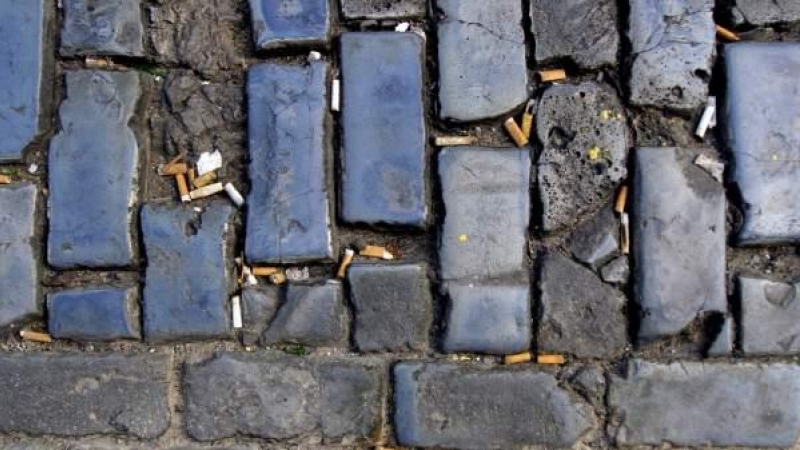 En València, otros barren las colillas de los demás