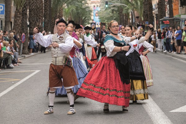 La 'festa' a través de su indumentaria: detrás de las faldas y los 'zaragüells'