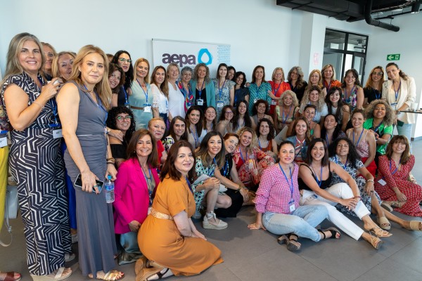 En empresas, medios o sobre una moto: los retos de emprender en femenino, con Aepa