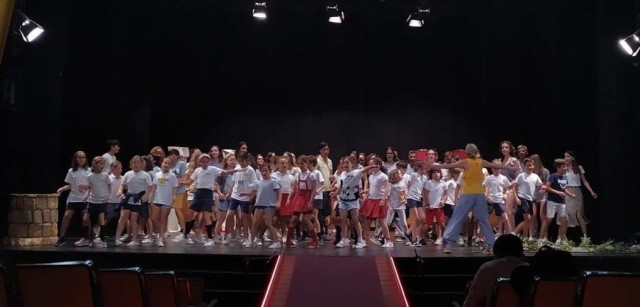 El coro Enclave protagoniza el musical solidario 'La Bella y la Bestia'
