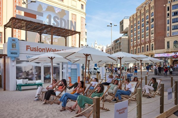 Más de 200.000 personas descubrirán cómo protegerse del sol en la playa ISDIN del centro de Madrid
