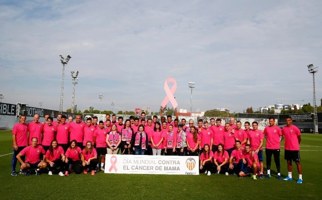 El Valencia CF y la Fundació se suman al rosa con motivo del Día Mundial contra el Cáncer de Mama 