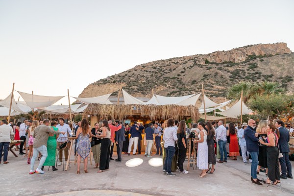 Así fue la inauguración de Puntapiedra: 'pájaros' gigantes, fuego y menú firmado por Pablo Montoro