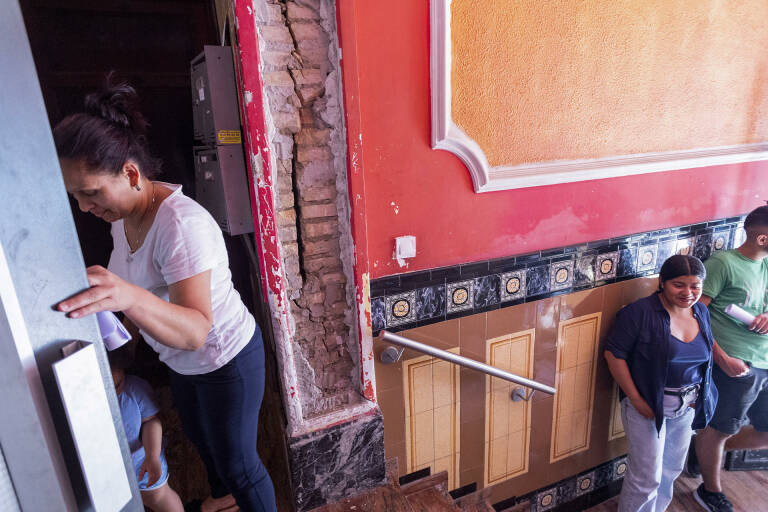 Varios inquilinos, en el portal del edificio de la calle Gobernador. Foto: EFE/DOMÉNECH CASTELLÓ - 