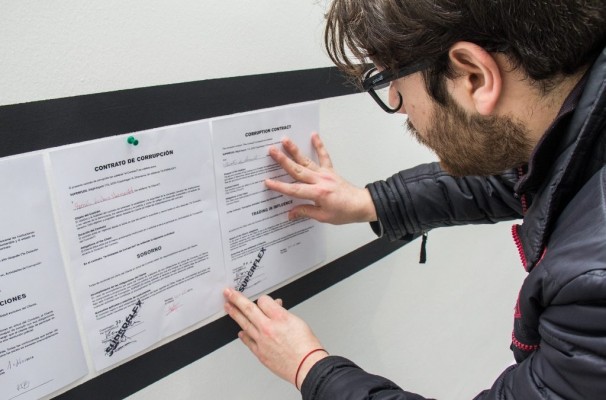 Superflex convertix la corrupció en proposta artística en Las Naves