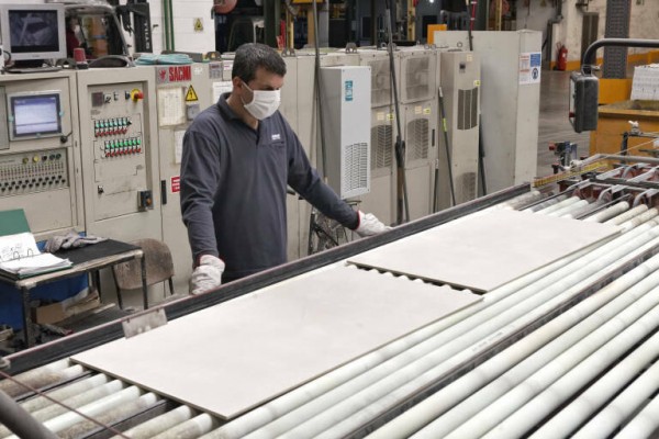 Italia mantiene el volumen de azulejo exportado en 2022 pero sigue perdiendo margen frente a España