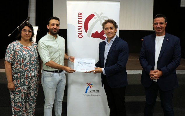 Sagunt recibe una placa que reconoce su condición de Municipio Turístico de Relevancia 
