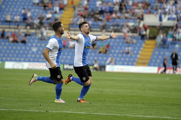 Javi Flores se ejercita al margen del grupo