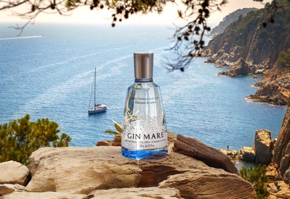 Atomix y Fierro se unen para maridar la ginebra más mediterránea en una experiencia única frente al mar 