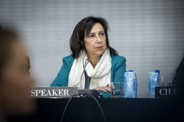 Robles protesta a la OTAN por excluir industria española y amenaza con bloquear el plan de producción