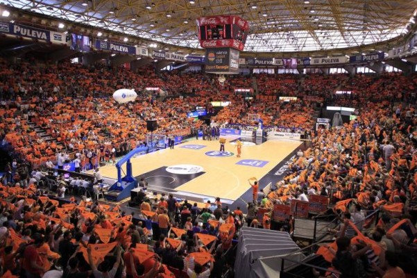 La afición de Valencia Basket mostró su apoyo contra el cáncer gracias a InstaSport