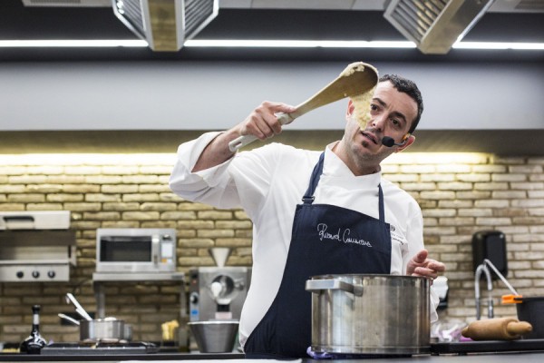 Ricard Camarena repasa 15 años de sabor a través de 'Caldos'