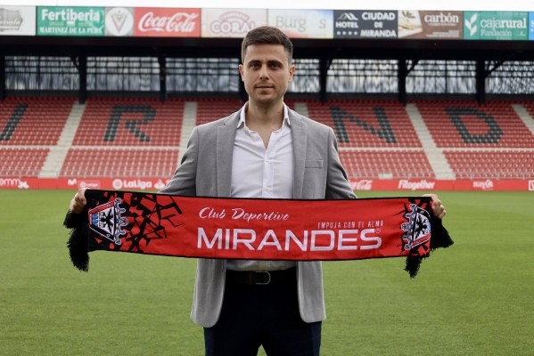 Alessio Lisci en su presentación con el Mirandés: 