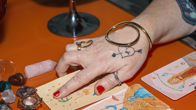 Locura por el tarot: ¿por qué la interpretación de las cartas ha inundado la cultura popular?
