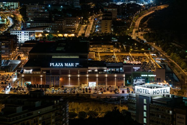 El centro comercial Plaza Mar 2 de Alicante avanza en el ahorro energético con obras por un millón