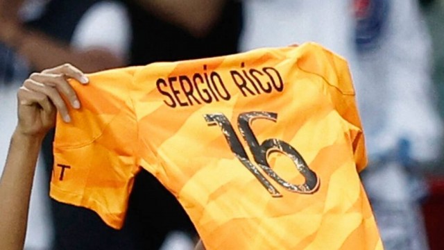 Sergio Rico sigue sedado y grave tras 17 días en la UCI
