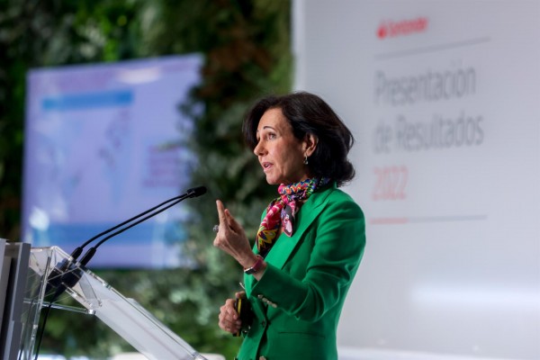 Banco Santander mantiene su apuesta en la gestión de unas sicavs en plena estampida