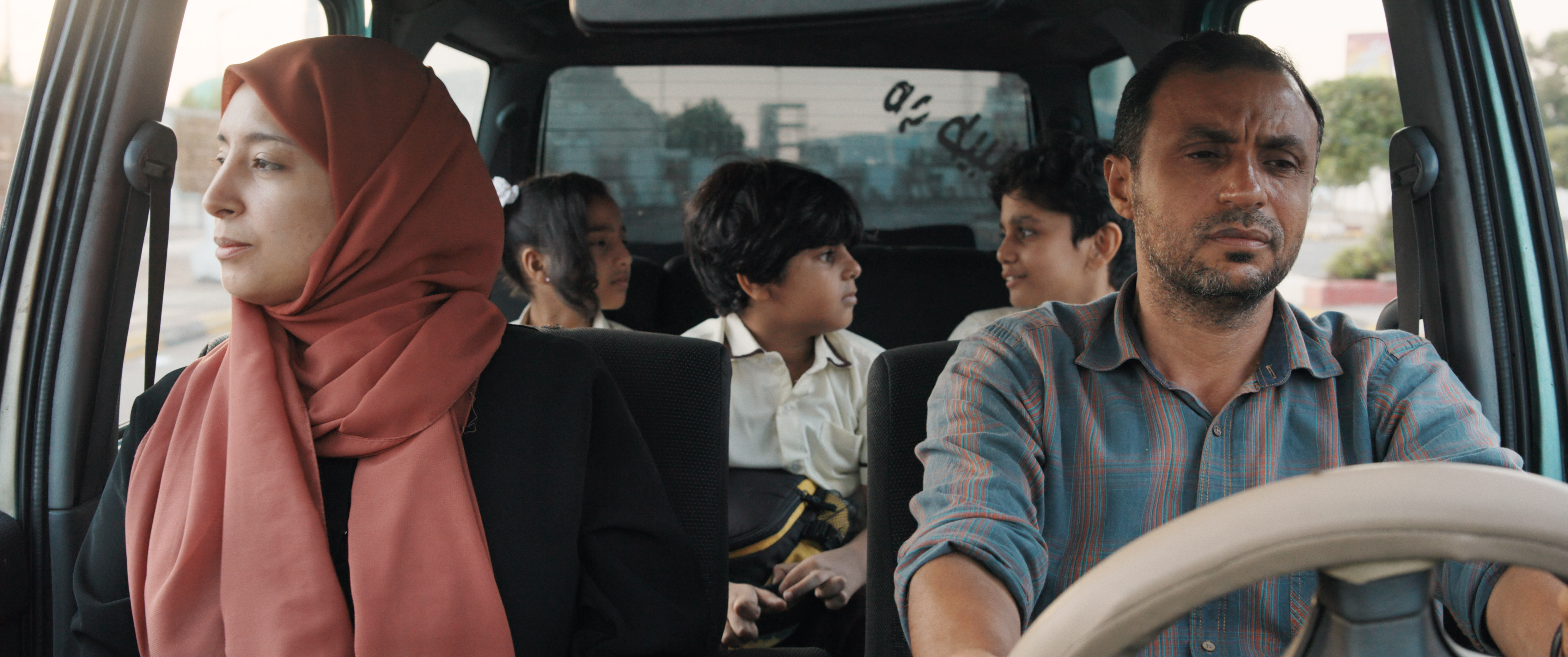Isra’a y Ahmed junto a sus tres hijos en un fotograma de 'The Burdened'  - 