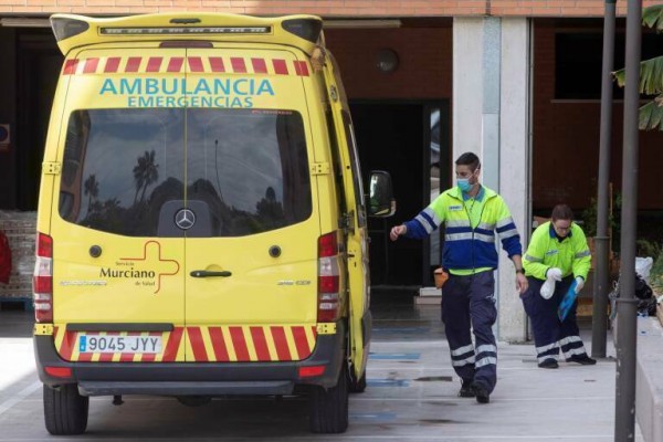 Resulta herido grave al caerle encima una máquina en una empresa de Librilla
