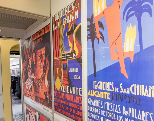 Un siglo de carteles de Fogueres en una exposición de fotografía