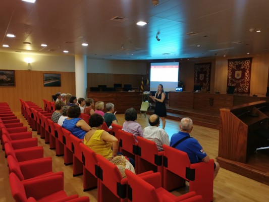 Almenara imparteix un taller per a majors sobre l'ús de la firma digital i la banca virtual