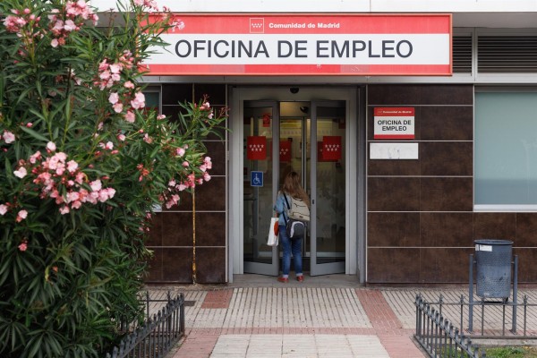 Escrivá rebaja los requisitos de formación para regularizar migrantes