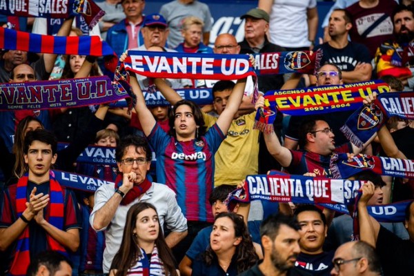 Colas en el estadio y colapso en la web del Levante para retirar las entradas de la final