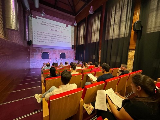 Ballesta pone a estudiar a los nuevos concejales y pedáneos antes de retomar la Glorieta