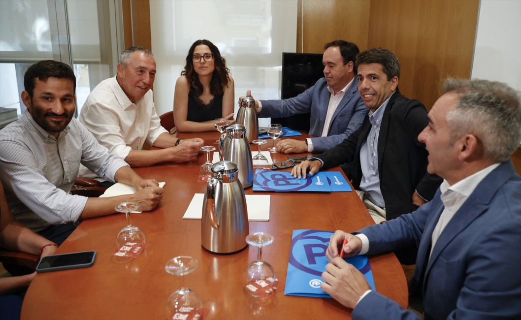 Reunión entre Compromís y el PPCV este lunes en Les Corts. Foto: EP/ROBER SOLSONA - 