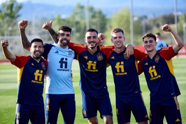 Dani Olmo no entrena por unas leves molestias musculares
