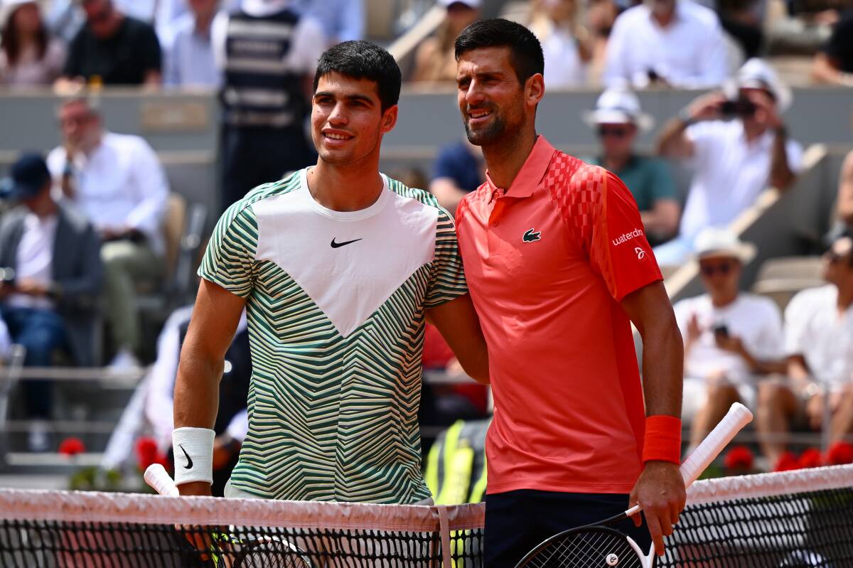 Carlos Alcaraz y Novak Djokovic, antes de enfrentarse el viernes. Foto: ROLAND GARROS - 
