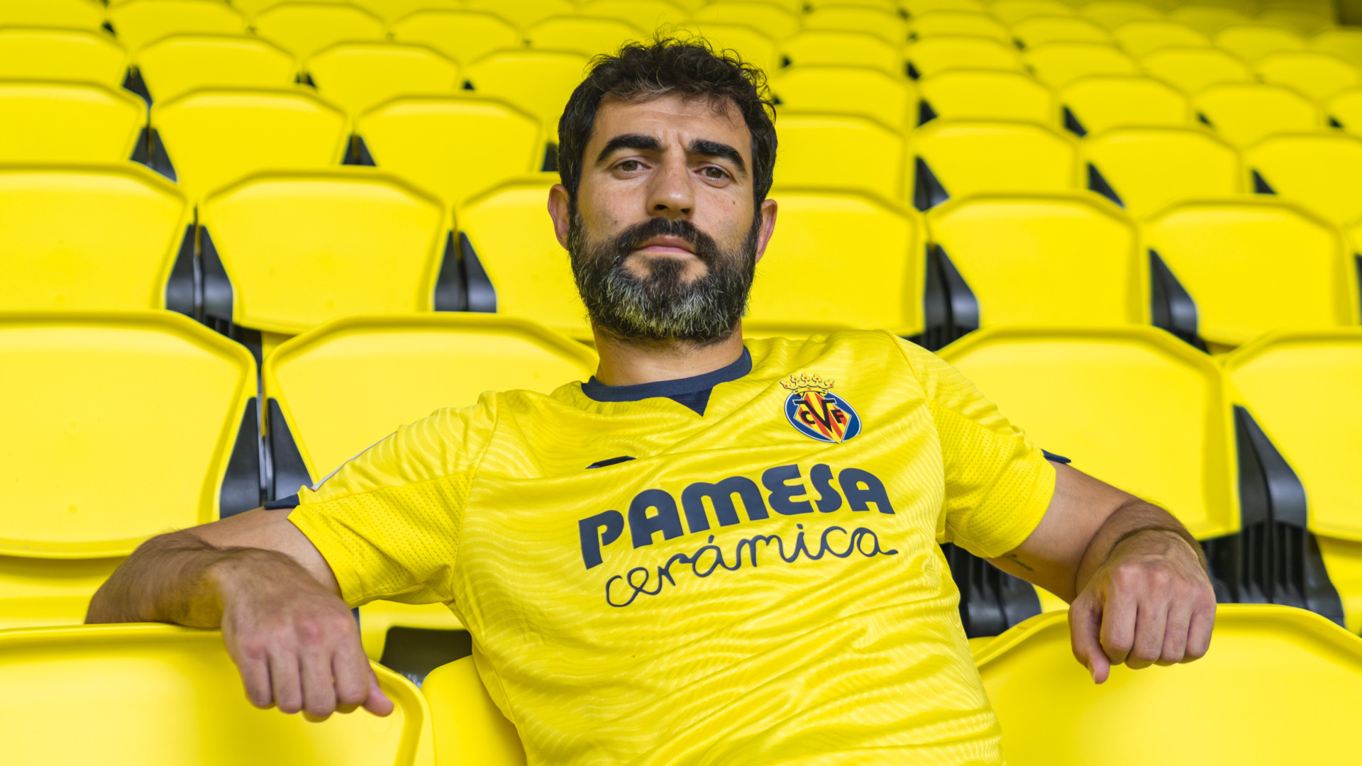 Raúl Albiol posa con la nueva camiseta del Villarreal. VILLARREAL CF - 