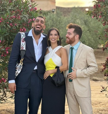 Borja Iglesias y Ruibal denuncian homofobia por sus atuendos en una boda
