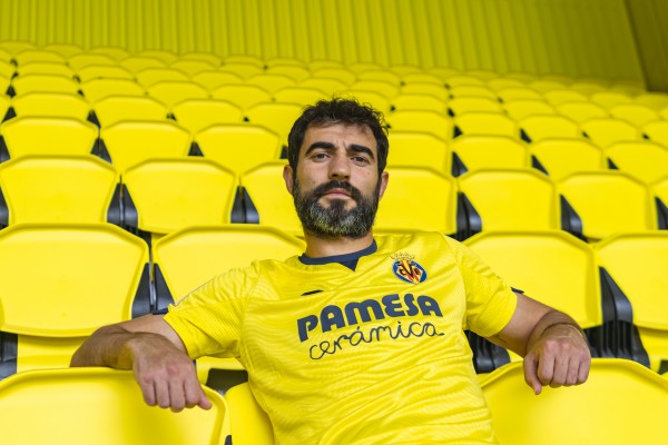 El Villarreal presenta la nueva equipación de la temporada y anuncia su renovación con Joma
