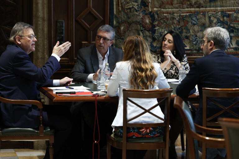 Ximo Puig, junto a Rafa Climent, Rebeca Torró, Isaura Navarro y Arcadi España este martes. Foto: EFE/BIEL ALIÑO - 