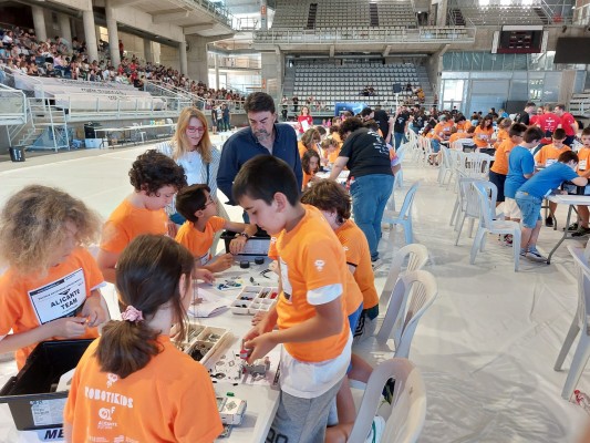 Alicante reúne a 300 escolares en la III Copa Robotikids por la innovación tecnológica