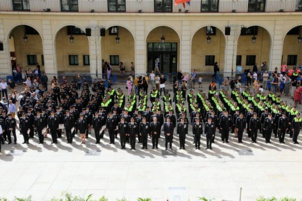 Alicante refuerza su Policía a las puertas del verano con 104 agentes tras completar su formación