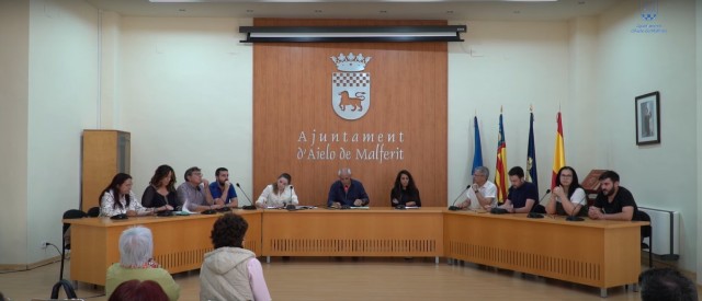 Dos concejales del PSPV de Aielo arremeten contra el alcalde durante el polémico pleno de su dimisión