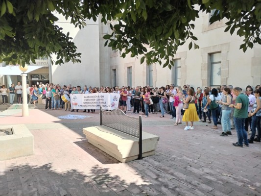 Los funcionarios de Justicia de Alicante mantienen su reivindicación y sopesan un encierro