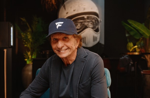 Emerson Fittipaldi se viste en València